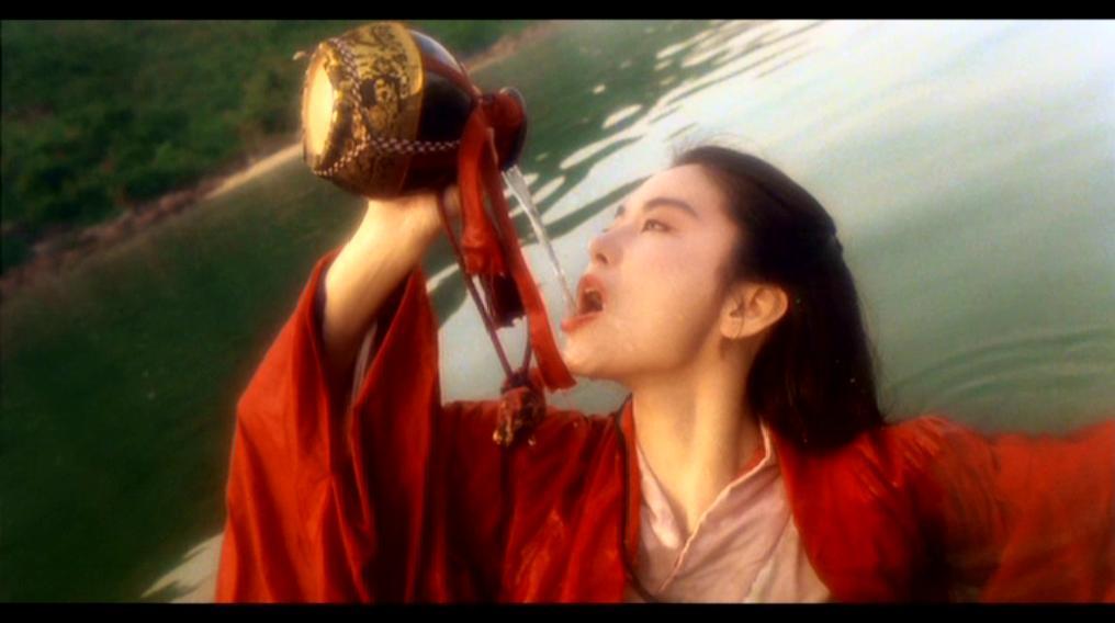 没有狂歌当哭的勇气，却在倒地时明心见性，瞥见万里风沙之上，有人沉腕拨镫，疾书一行