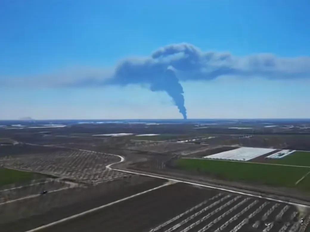 今天保定西边着火了又，据说是107国道边上，满城顺平交界处，看到着火点后黑烟源头