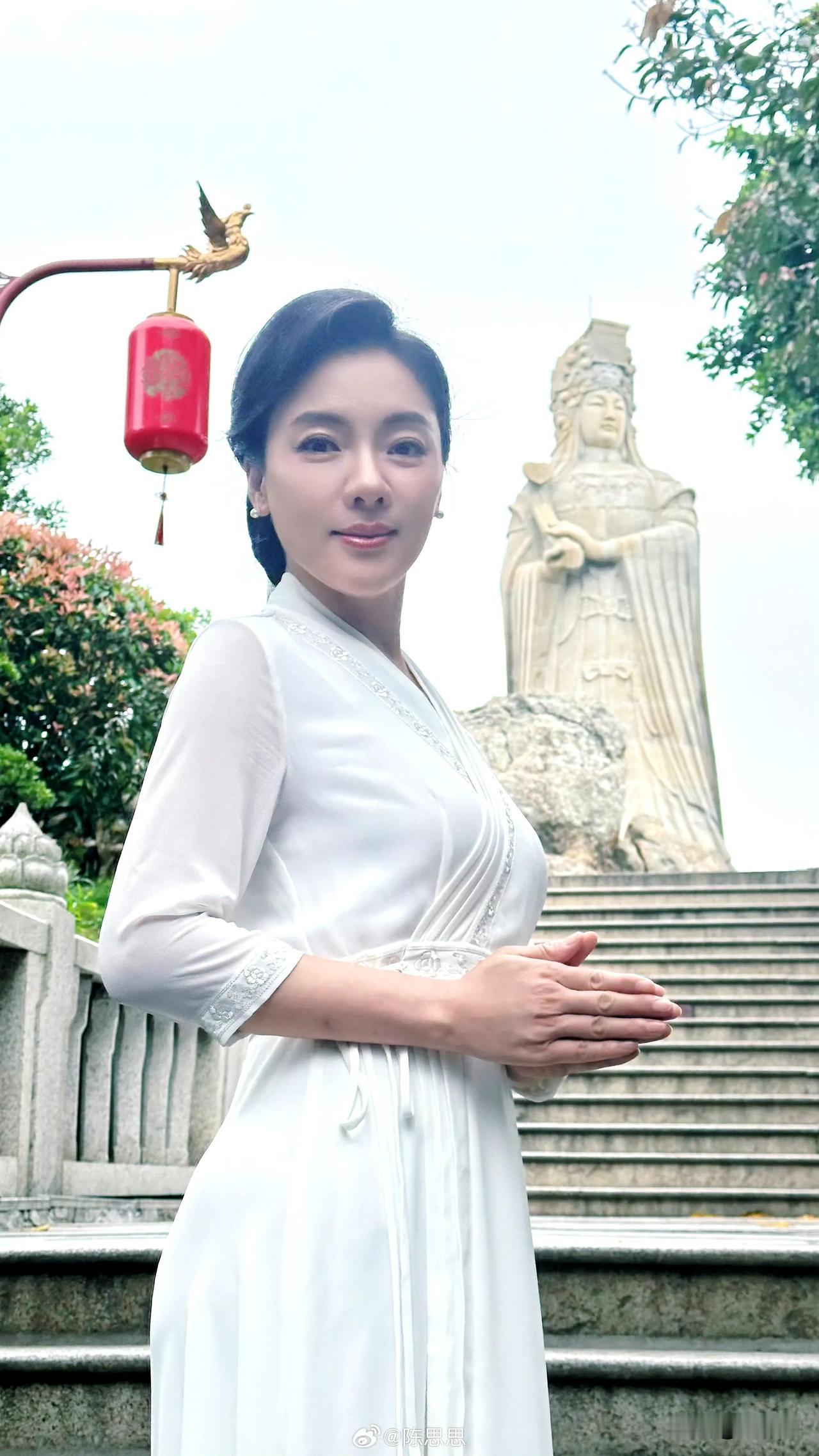 大校军衔的陈思思换上便装后，依然精神抖擞、身姿挺拔，一副标准的军人姿态。如今49