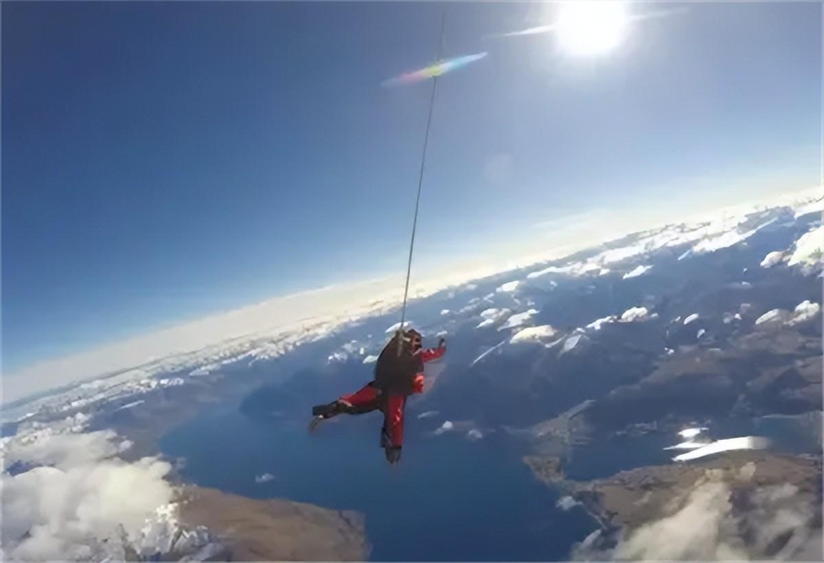 1999年，美国一名金融女高管在4400米高空跳伞时，突然发现自己的伞包打不开了