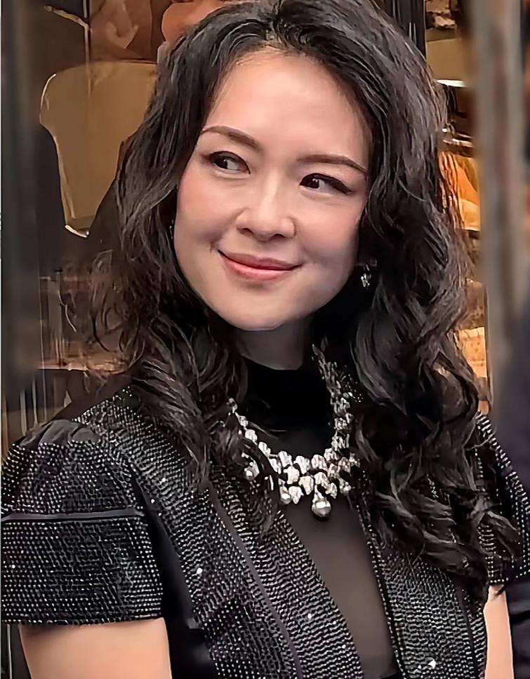 章子怡近照松垮，骨相美哪去了？瞅近段时间章子怡的照片, 乍一见免不了会觉着生分,