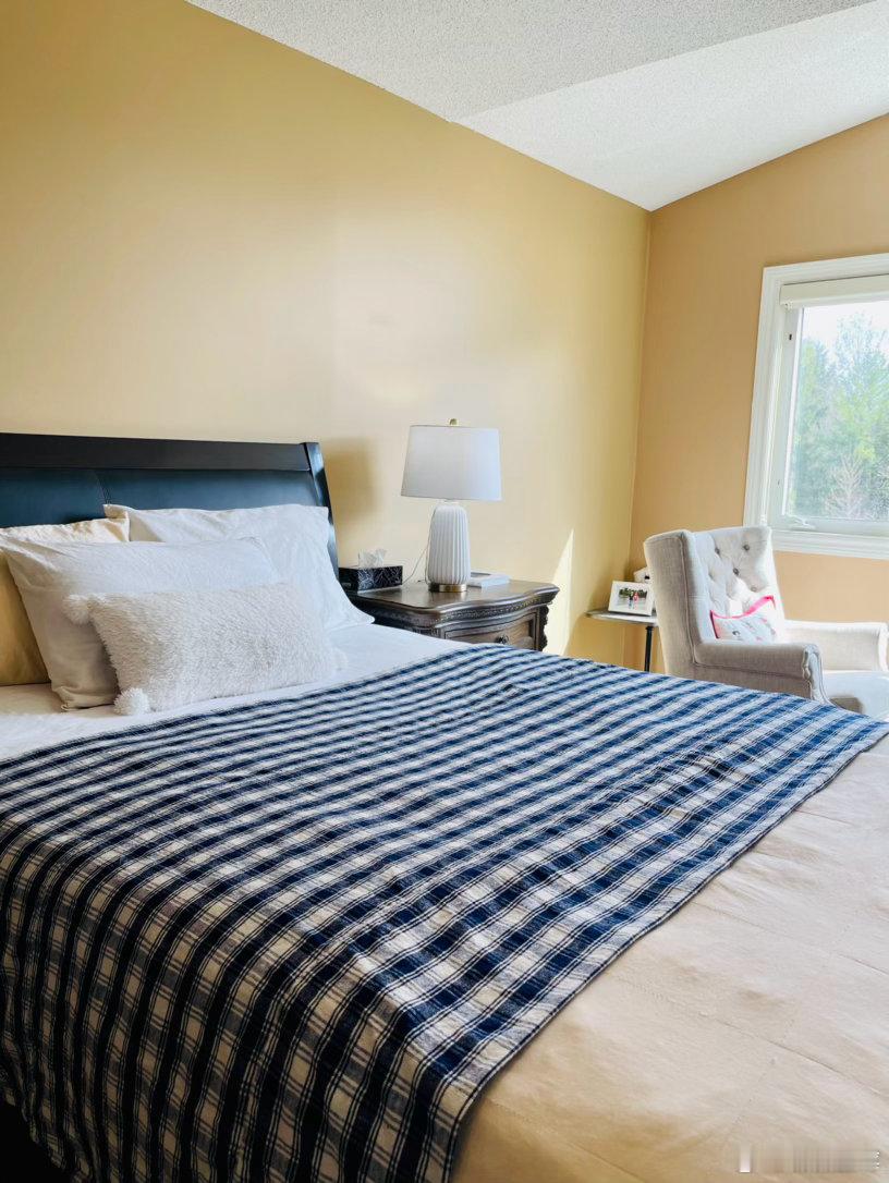 这次回国，我们几姐弟与母亲一起，回到了我二十多年没回去过的祖宅。图片里的蓝黑白格