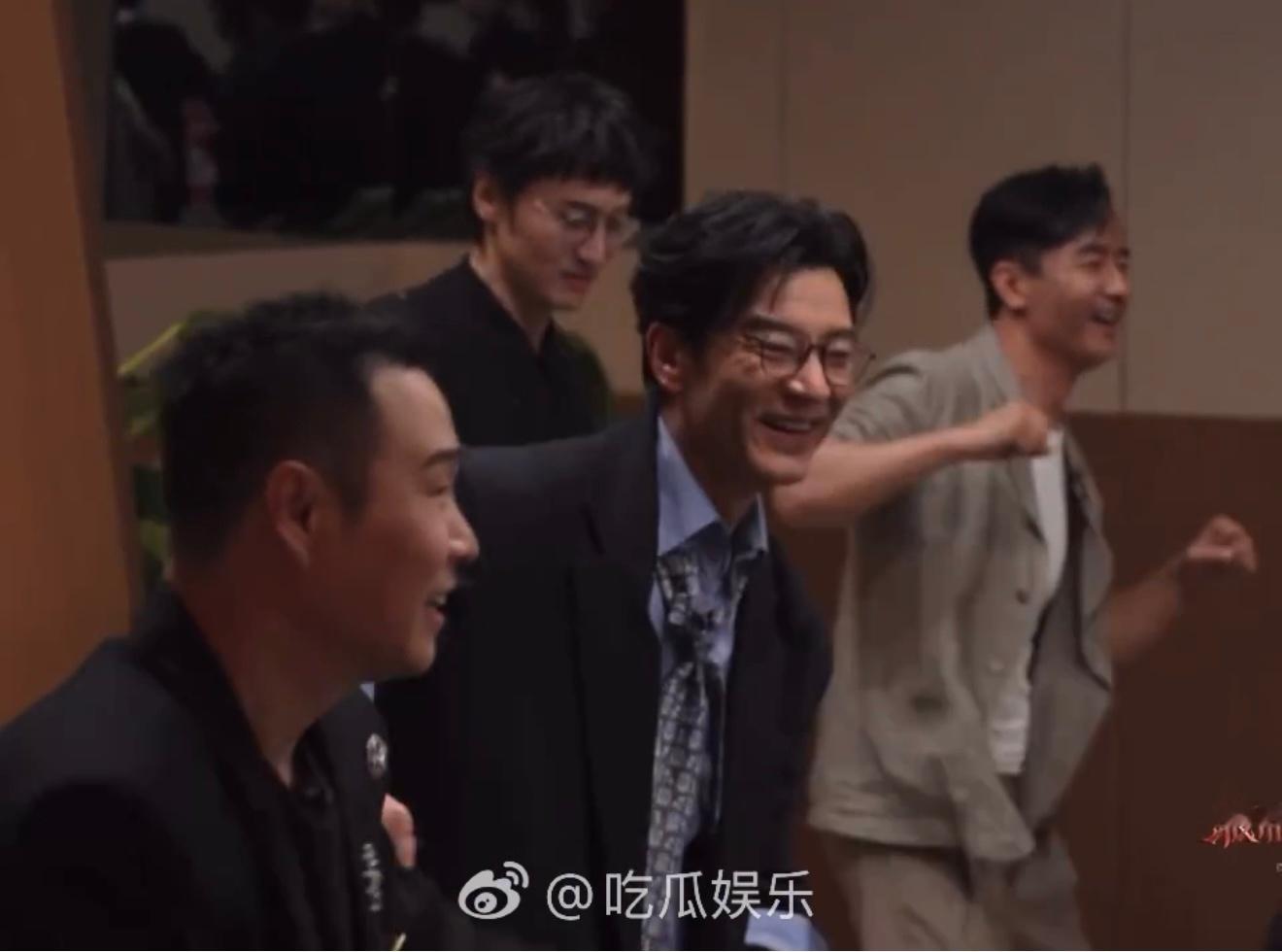 披哥6第一个群像来了披荆斩棘 别的节目初见面是握手寒暄，披哥6初见面是集体跳操，