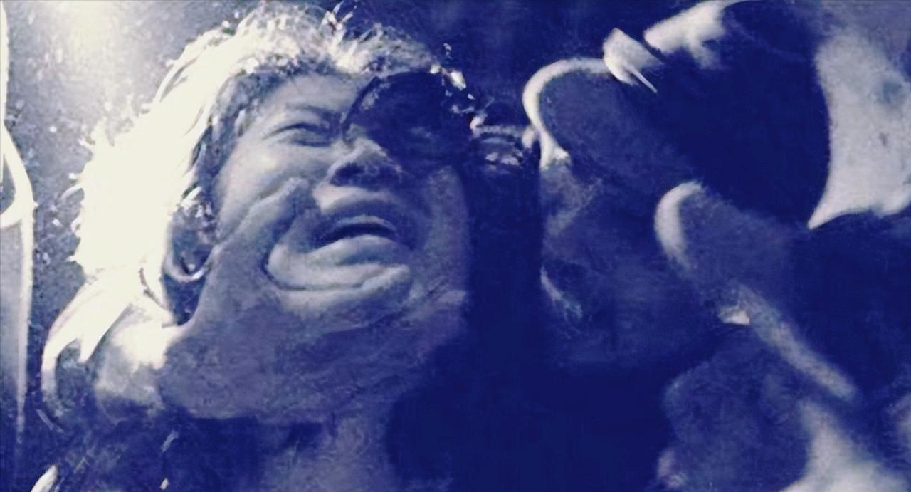 1941年，15岁的黄有良被日军非礼，她的反抗惹怒了日军，差点就要死在刀下。
