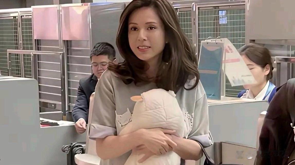 李若彤稍微丰腴后反而更显韵味，气色红润状态绝佳，60岁的年纪看着就像40多岁，优