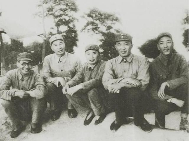 这五个人，有四位后来都是大名鼎鼎，可能只有一位让人认不出来。