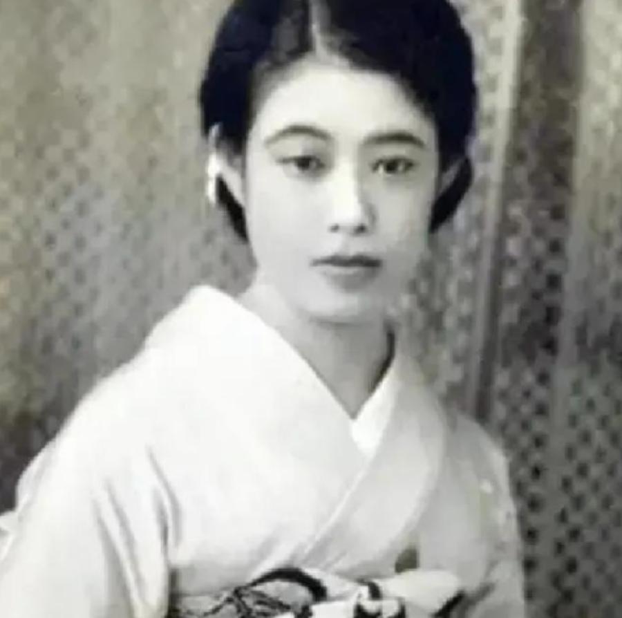 康有为在日本时，恰逢第三位姨太太怀孕，便请了16岁少女市冈鹤子当女佣。初次见面，