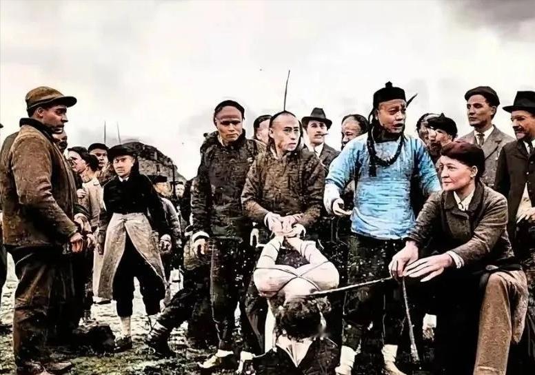 左宗棠把宁夏匪首马化龙一家三百多口全宰了，这事在当年西北地界炸了锅。马化龙出身宗