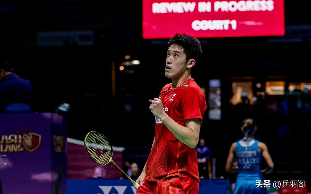 长江后浪推前浪，胡哲安2-0吊打李诗沣，强势晋级北极公开赛八强，国羽男单两轮过后
