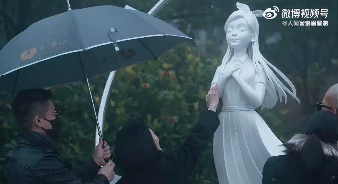 小S阿雅范晓萱唱姐妹们的聚会小S阿雅范晓萱在大S雕像前唱歌 一曲唱罢满是心酸，大