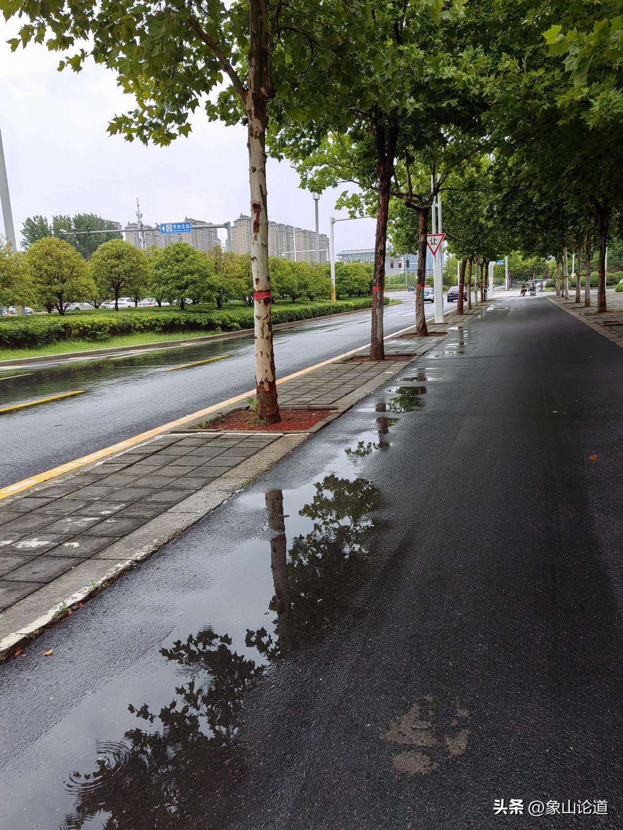 7月28日上午8点左右，郑州市阳光灿烂。我沿着郑开大道，一路走到了开封境内。
在