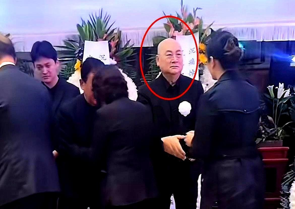 看到迟重瑞站出来那一刻，我心里咯噔一下，什么话都说不出来了。
他瘦得脱了相，脸颊