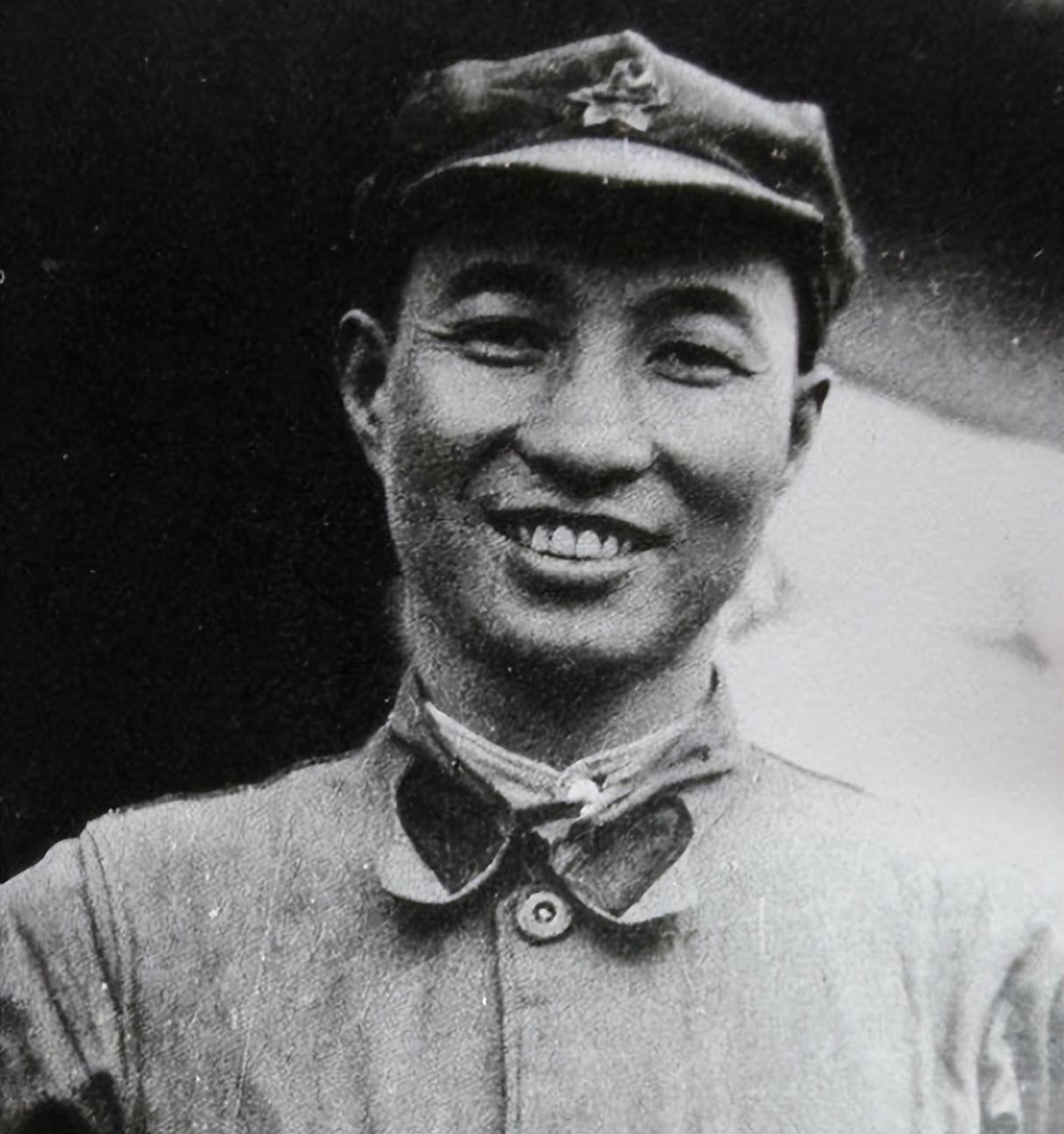 陈赓是湖南湘乡人，祖父是湘军将领，从小家里条件比较好，拥有不少田产，雇佣着十几个