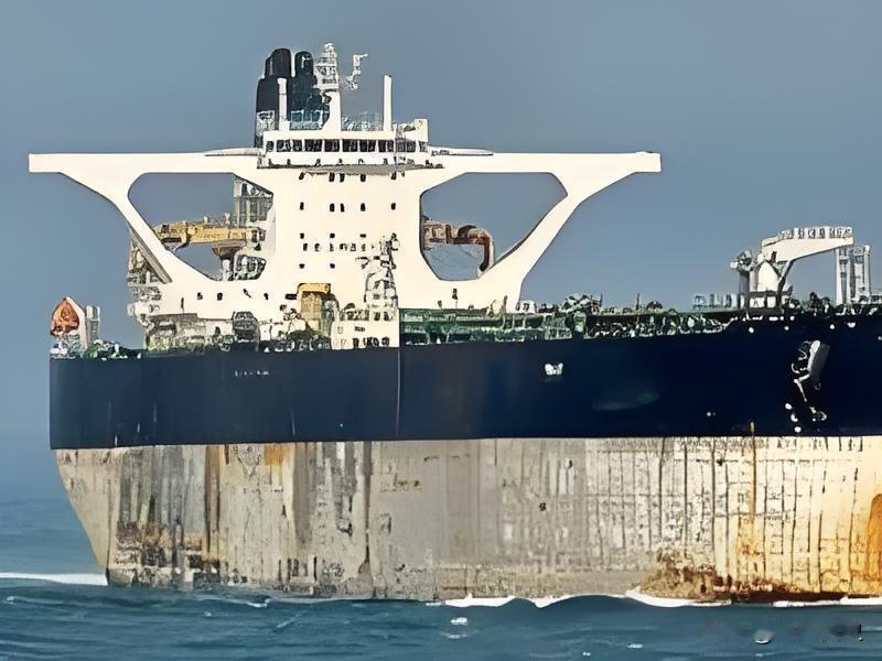 美国扣押俄罗斯油轮，引发的后果可能很严重。根据新华社和央视新闻的权威报道，美国东