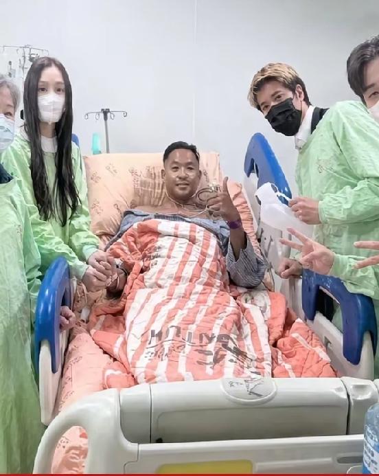 王力宏在病房陪护陈建州。
合影时手里还拿着，一个白色医用雾化壶！这不只是朋友看望
