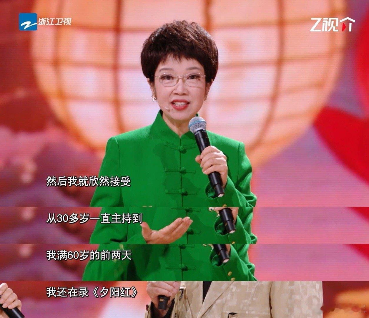 央视主持人因一句话坚持三十年 黄薇在银龄春晚说的太戳心了！30岁接《夕阳红》本懵