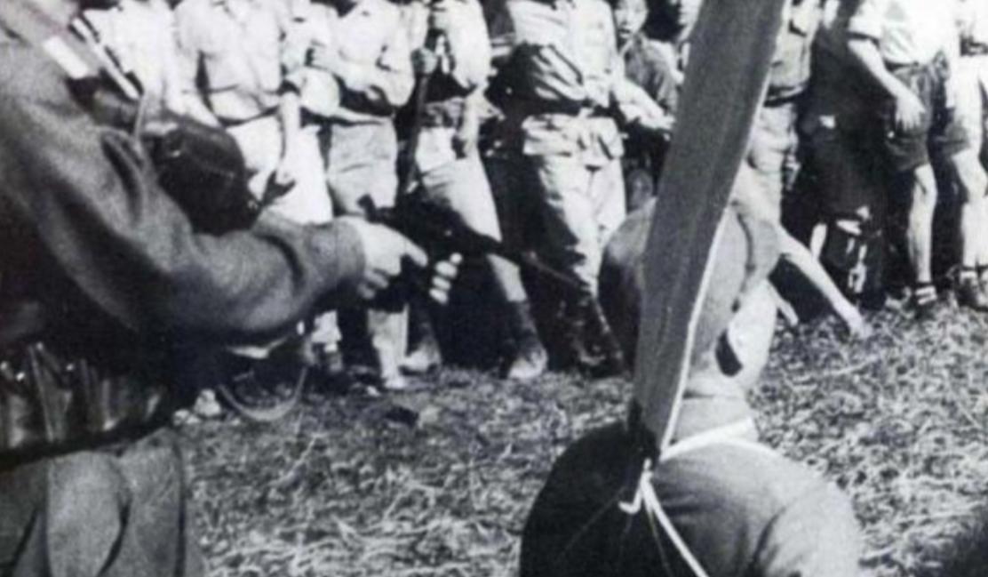 1947年，一个日军中将正在被执行枪决，行刑的士兵朝他开了三枪，但没死，监刑军官