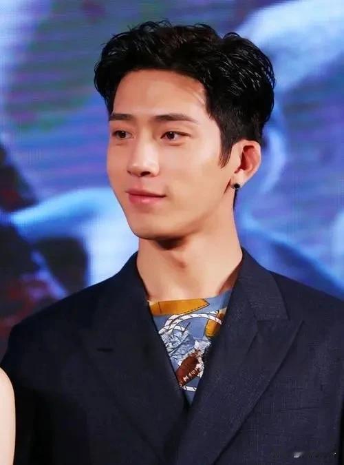 井柏然去做了个双眼皮！
井柏然在新剧《新生》中给人一种很不一样的感觉，着实让人惊