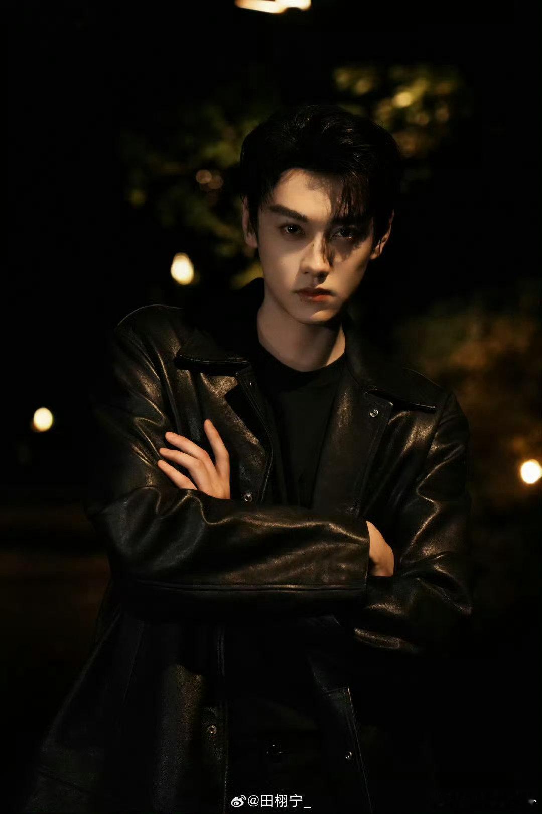 田栩宁发文庆出道四周年田栩宁出道四周年营业照田栩宁出道4周年晒照 田栩宁出道四周