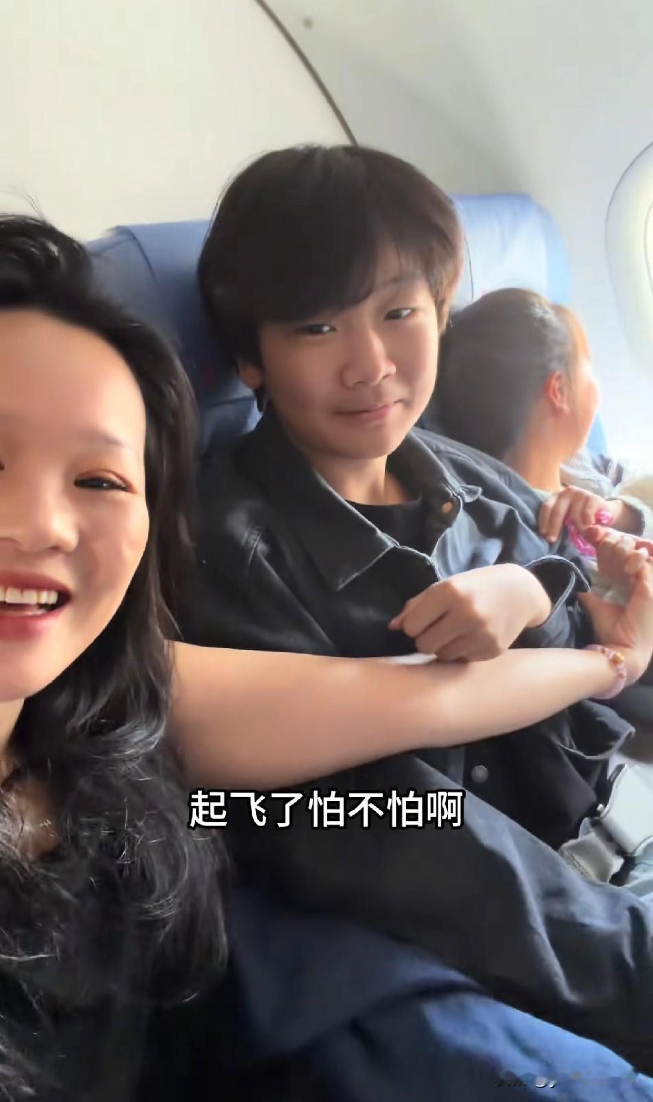 硕硕和妙妙真的很像，完全看不出是没有血缘关系的表兄妹