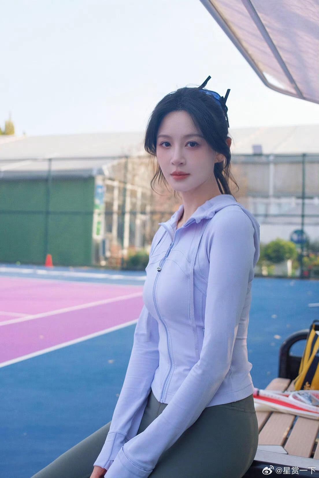 运动少女在球场边，清新自然，活力满满！🏸💪