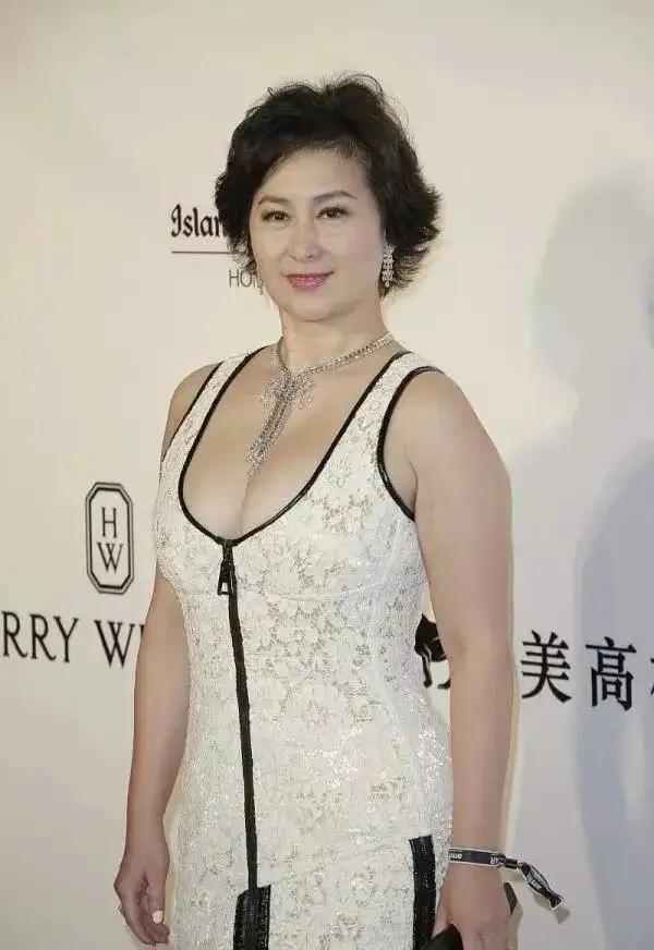 何超琼这个身材真的是很好。从小美到老。