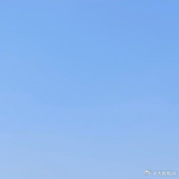 七星岩，湖山绿景，仿佛有“船在湖中走，人似画中游”的飘然之感 