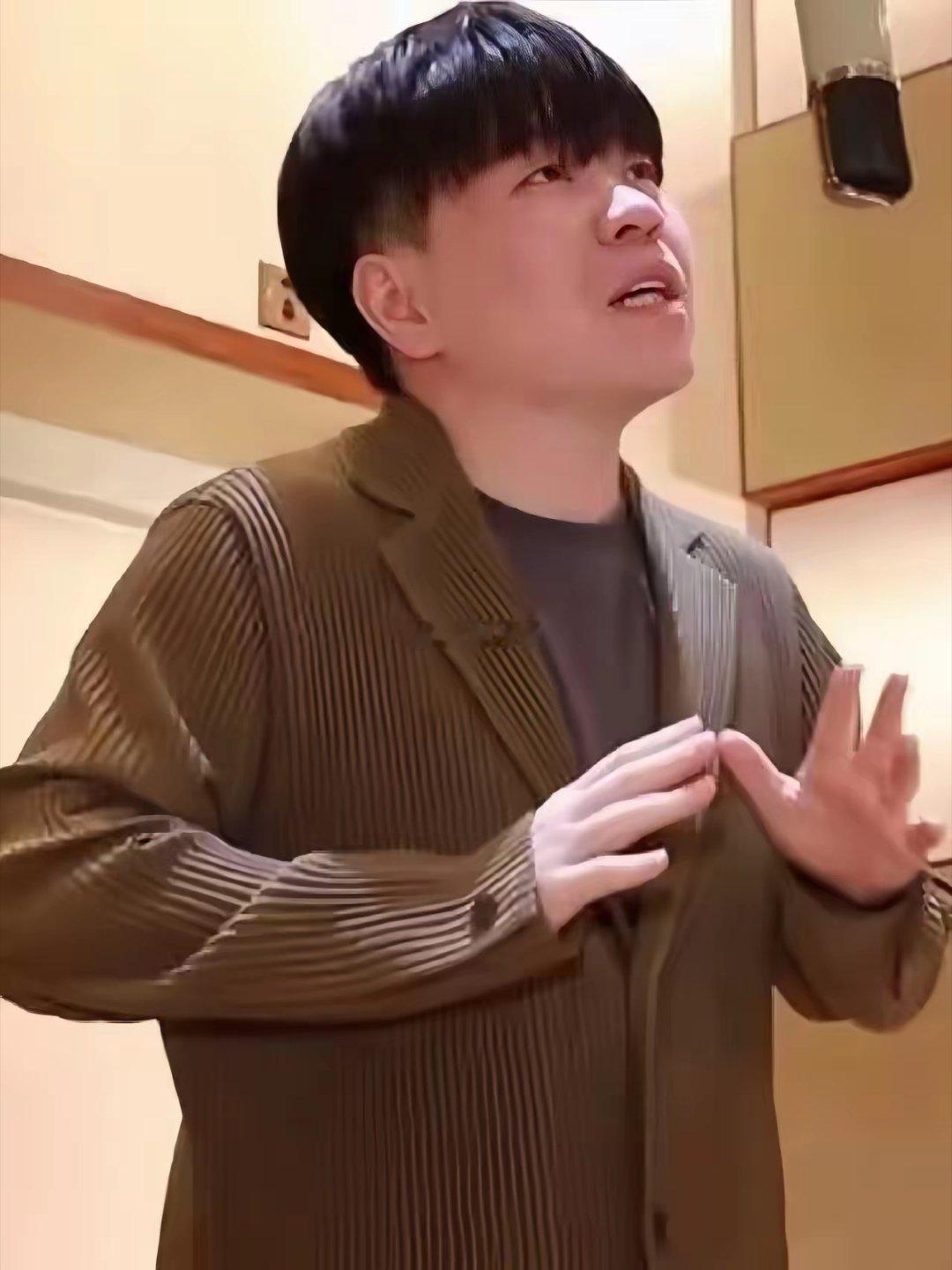 看了常石磊自弹自唱的视频，我终于明白他为什么那样改编《李白》了。不是他江郎才尽，