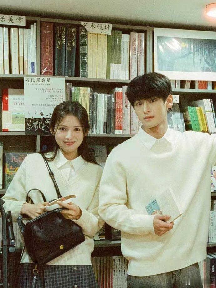 全伊伦鹤男双人写真 刚在?刷完最新的“言听玑从”花絮，再看双人写真更嗑了！全伊伦