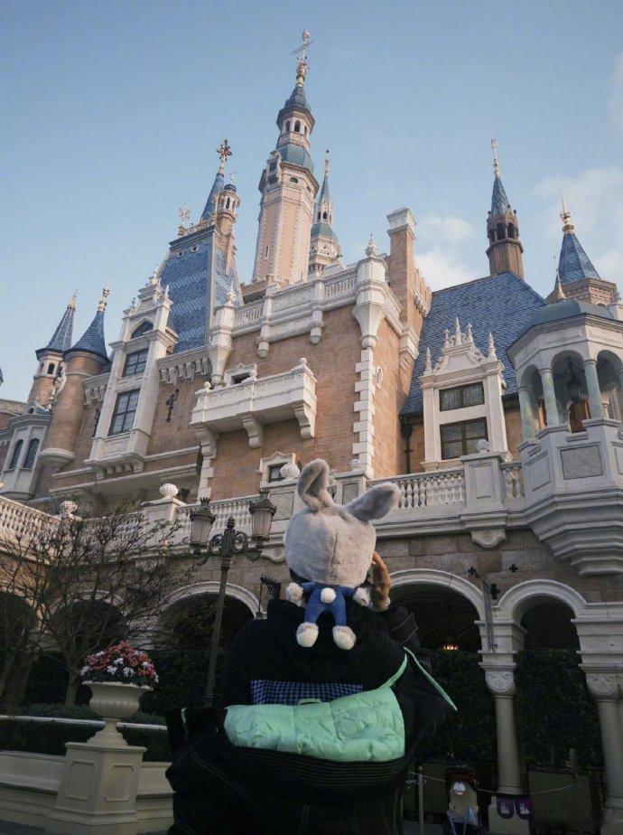 关晓彤说在童话世界度过的一天关晓彤晒迪士尼plog哇哦！是在在童话世界度过的一天