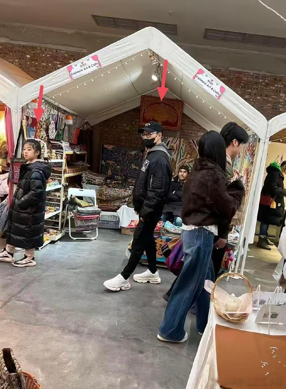 汪峰带10岁女儿醒醒逛北京市集，他穿着紧身裤，戴着口罩，一直低调地跟在女儿后面。