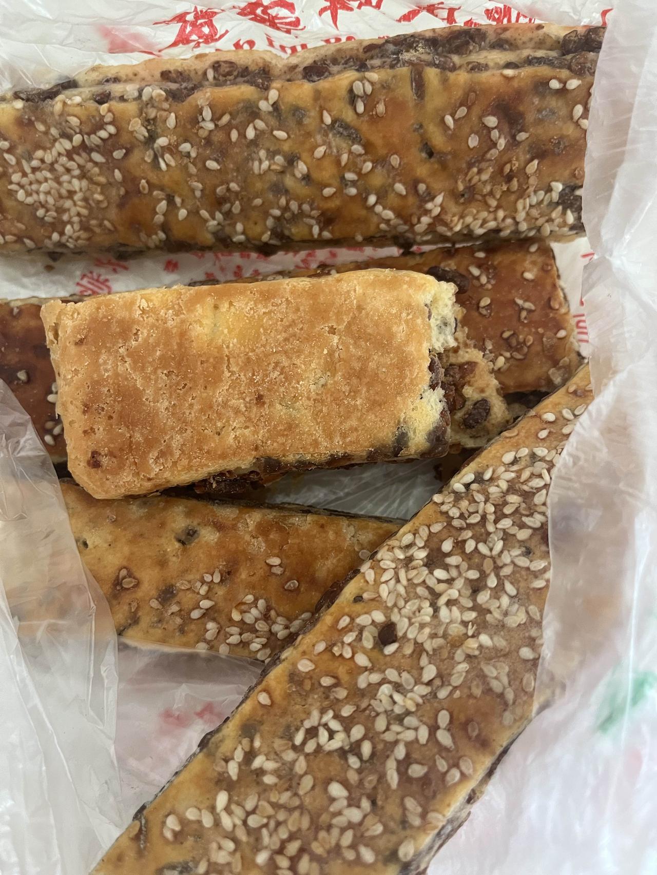 小作坊用料就是猛啊！！！

前天在东光街买了一点红豆饼，昨天就长霉了。不至于一天