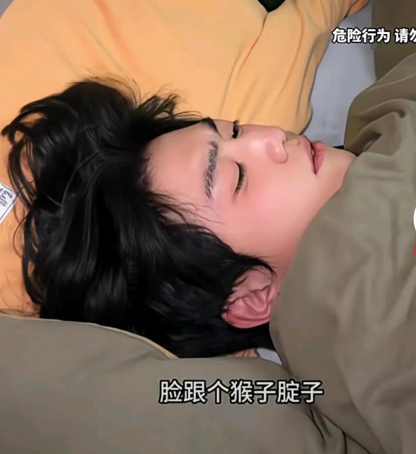 孩子喝醉酒被亲妈怒怼，只见他躺在床上迷迷糊糊的，妈妈上来就是两耳光子，
说你一天