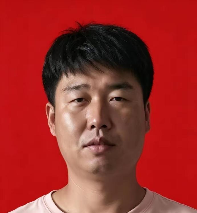 救人视频播放量冲到3000万那天，柳忠鹏还在沈阳工地上开挖掘机。
这个36岁的黑