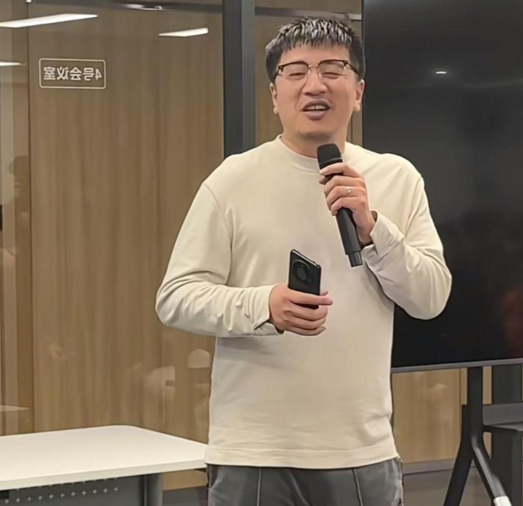 张雪峰旗下公司的三种结局：

1、老婆和孩子持股，现有员工和领导层全部不动，继续