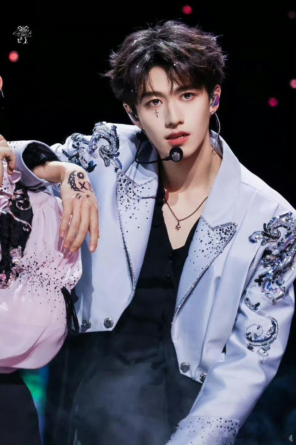 朱志鑫单手转椅子朱志鑫单手转椅子，帅爆了朱志鑫