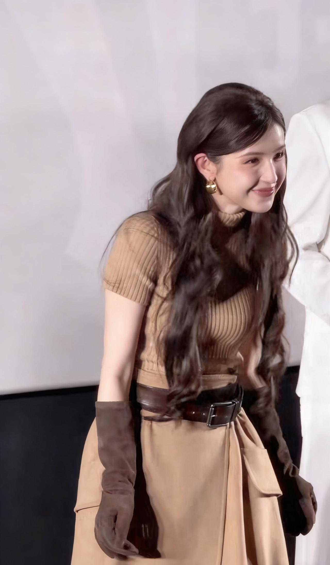 哈妮克孜当年以舞蹈《一梦敦煌》获得巨大的关注，颜值爆表，惊艳众人，人气爆棚，然后