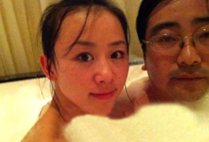2013年最炸裂实名举报！26岁美女主播自爆被包养4年：每天塞1万现金，一把菜刀