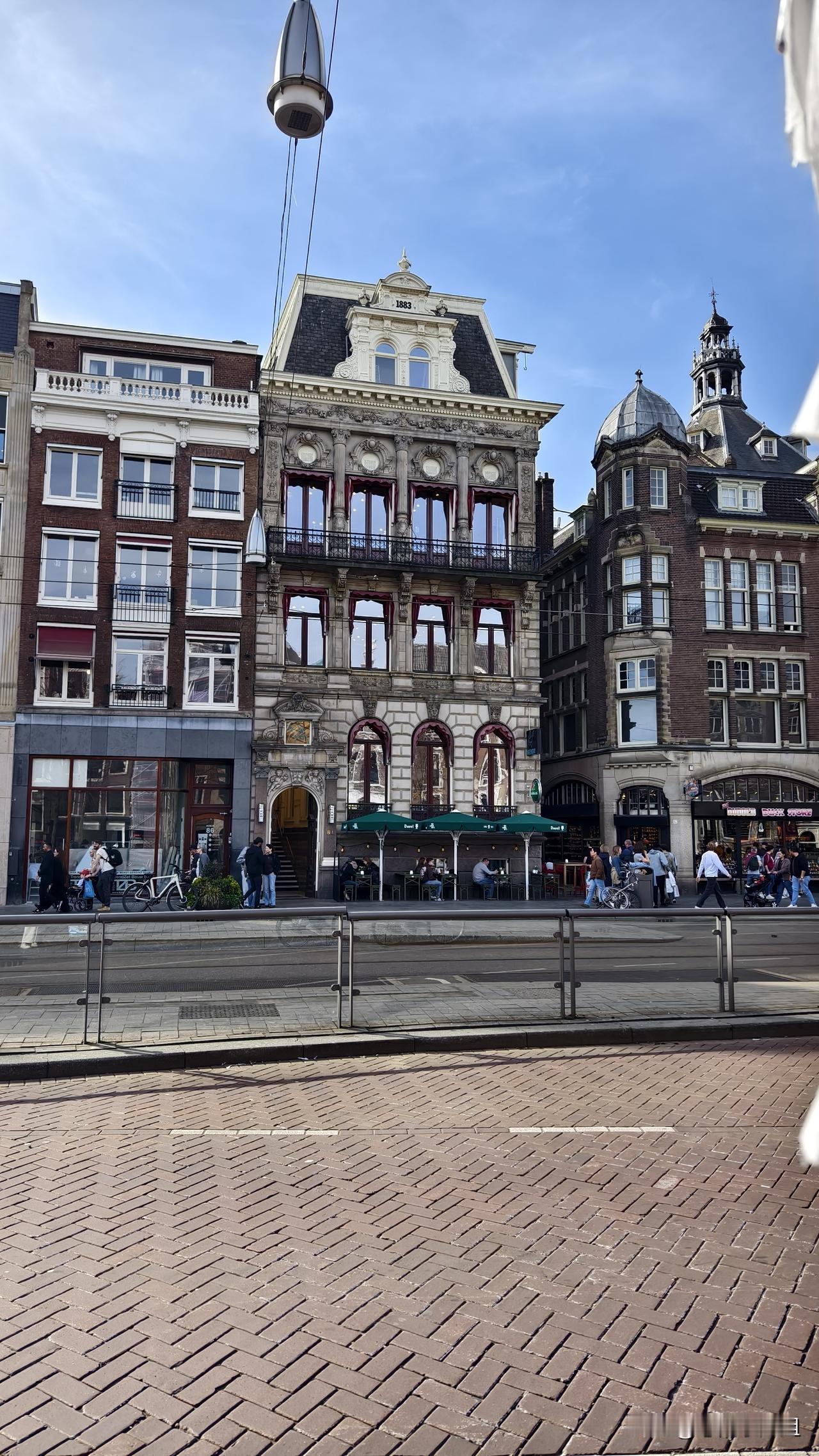 我的维京之旅（四）
水坝广场位于是中心，是阿姆斯特丹这座城市的起源地。
小红人带