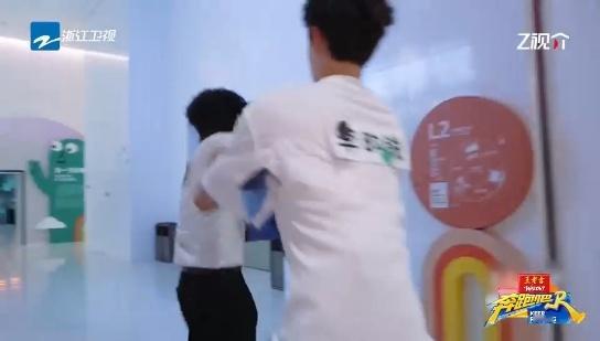 张真源的“两面性”太绝了：镜头前是乖巧弟弟，游戏里是拼命三郎。撕名牌从不犹豫，下