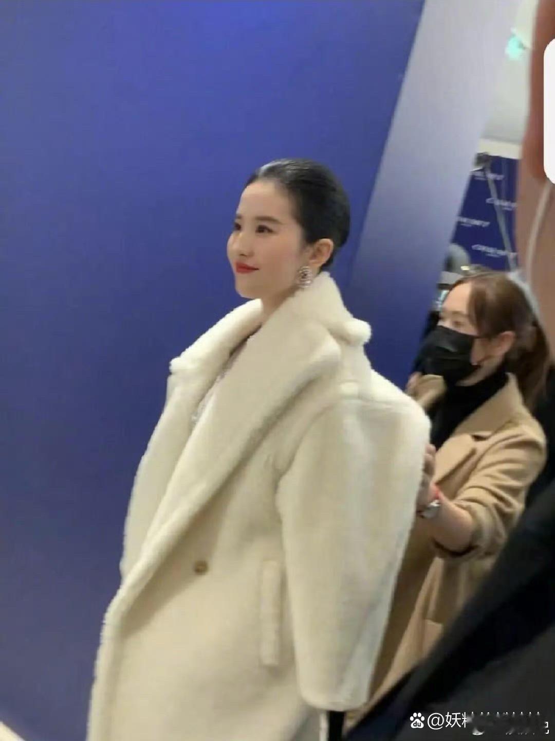 路人镜头下的刘亦菲，感觉单独给她开了美颜，走在人群中美得在发光。 