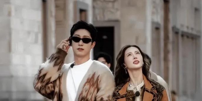 12月9日，演员黄景瑜疑似新恋情曝光一事迅速登上热搜第一。有网友爆料看到黄景瑜带