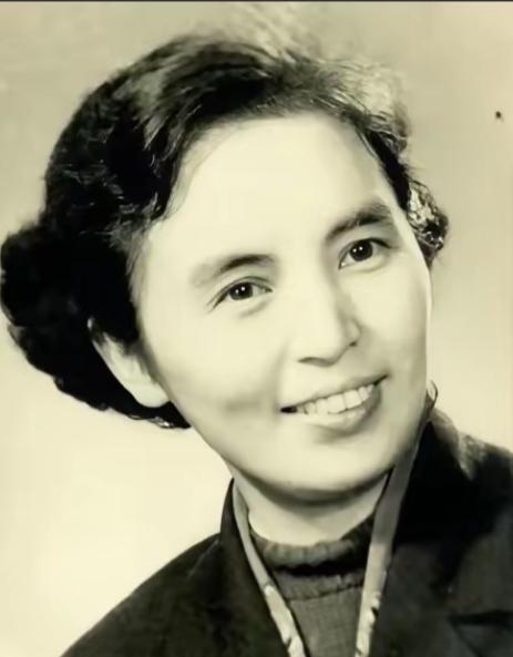 1940 年深夜，叶飞正在休憩，参谋匆匆敲门禀报，称泰州城内有一位女子执意登门求