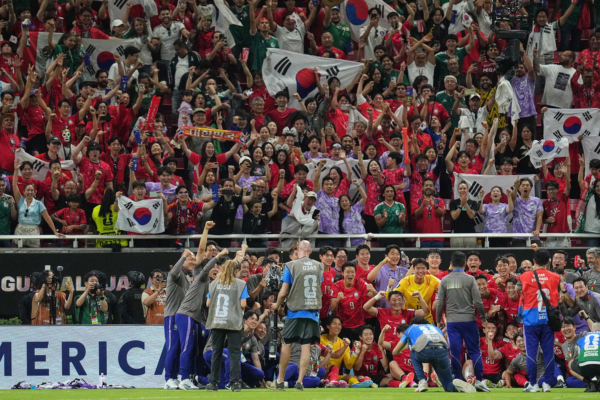 又是羡慕韩国球迷的一天韩国2比1捷克 2-1逆转捷克取得世界杯开门红，韩国全队与