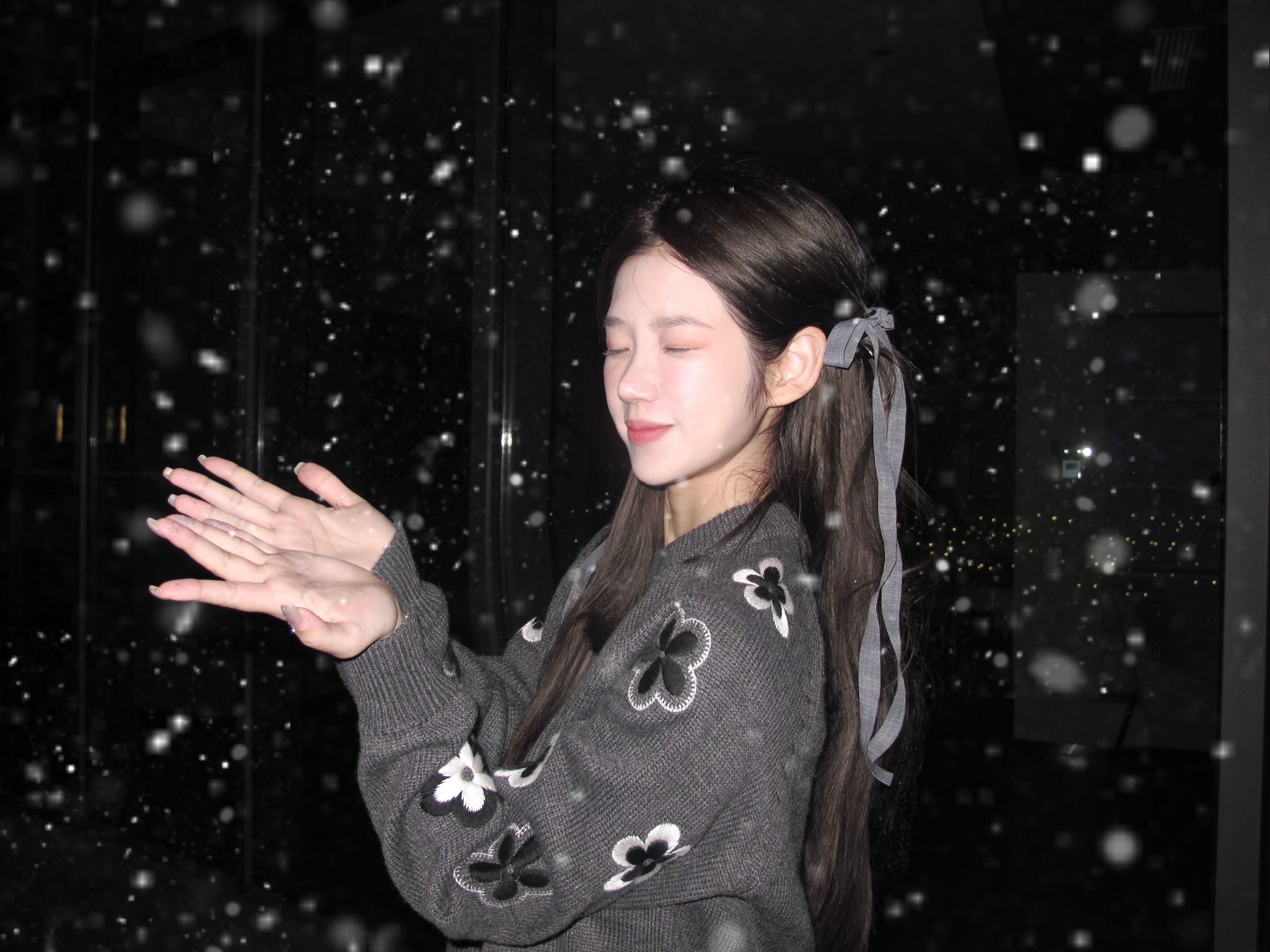 买了闪粉拍不出网上的那种感觉 倒是在脸上身上来了场闪粉危机❄️ ​​​