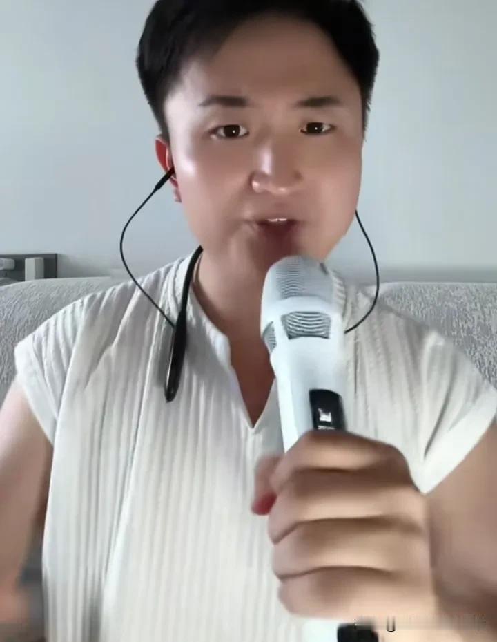 这个音乐人李天一有点儿意思。
明知道大家怀疑他是李双江的儿子。
可是并不解释。