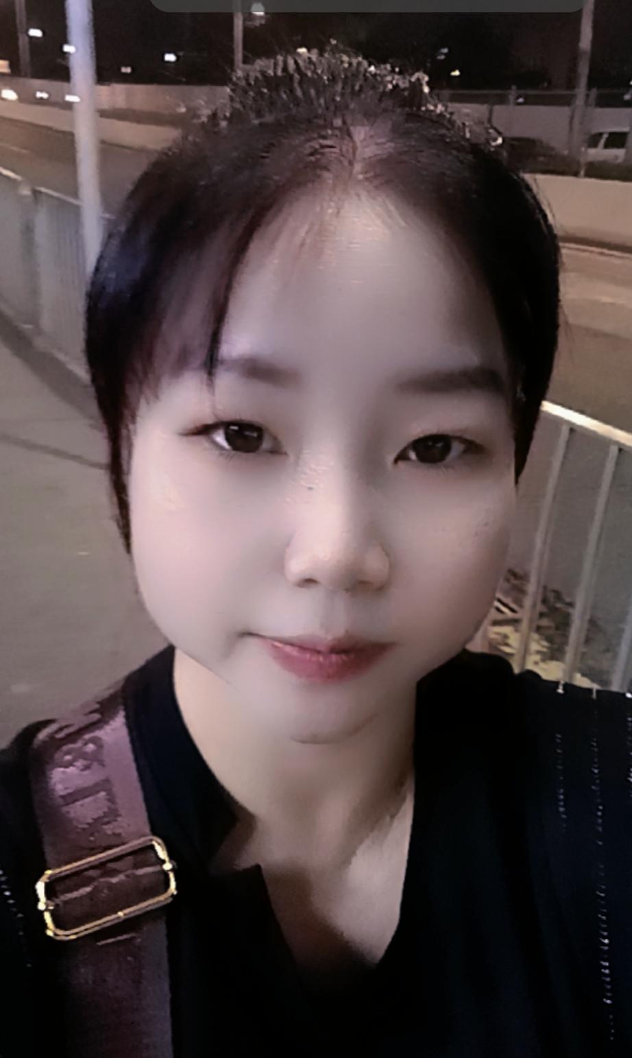 今天心情一点都不好，中午下班的时候，有个员工跑的好快。他一边跑着一边看手机。刚好
