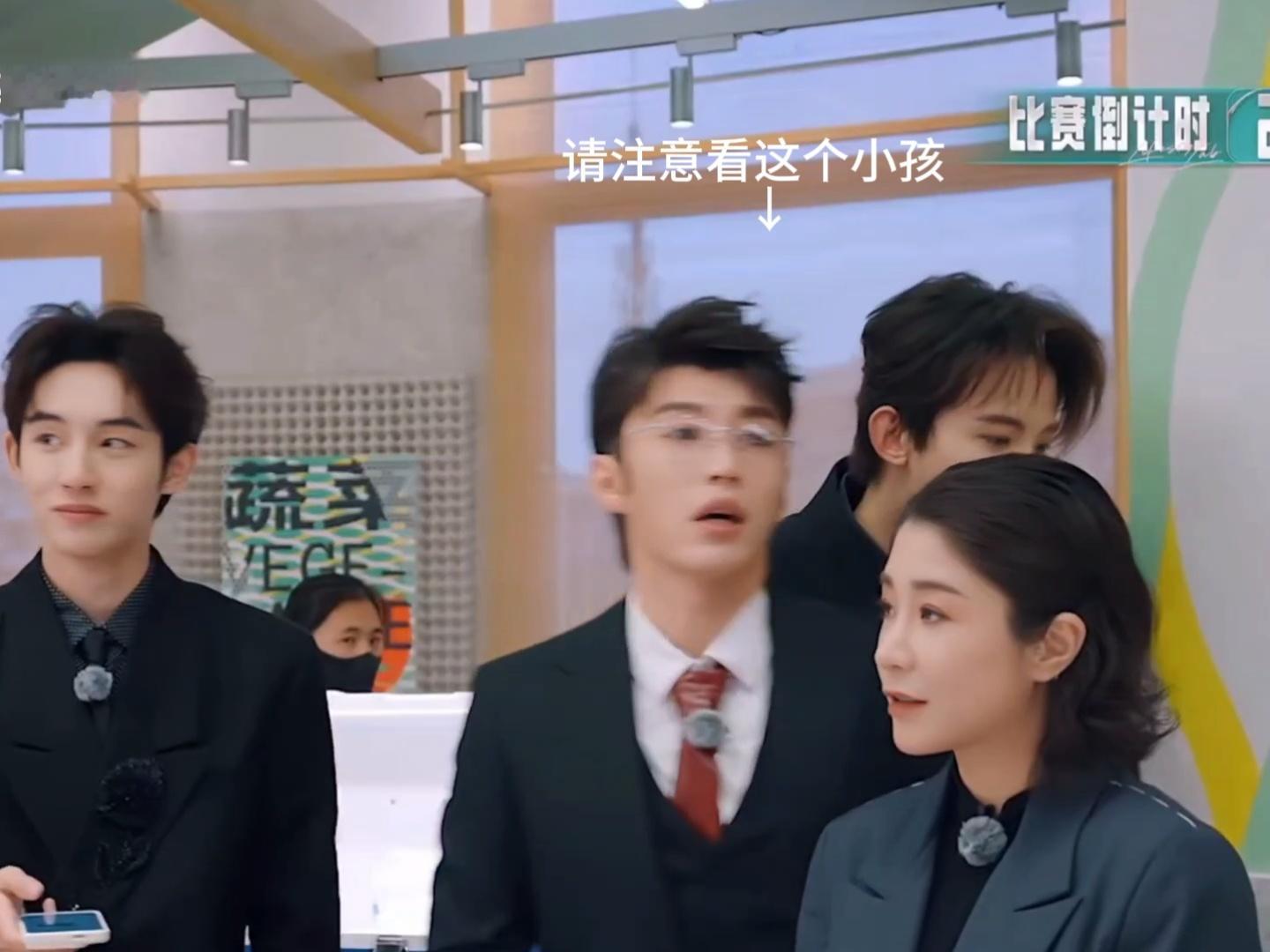 啊啊啊我笑吐了，原来这里小猪还撞墙了，Duang一下弹回去也没忘记把手里的东西吃