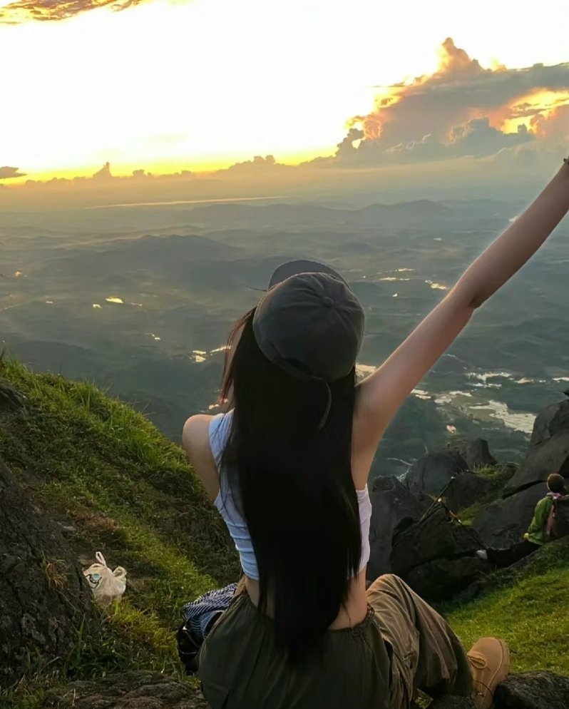 只想安静的在自己的小圈子里待着 不想任何人消耗我的能量和不开心 . ​​​
