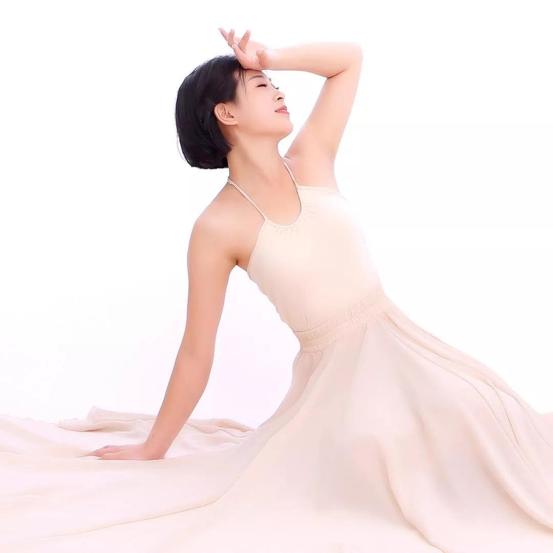 优雅的芭蕾舞姿，轻盈的裙摆，仿佛在空中翩翩起舞。芭蕾少女感 芭蕾美照 梦幻芭蕾写